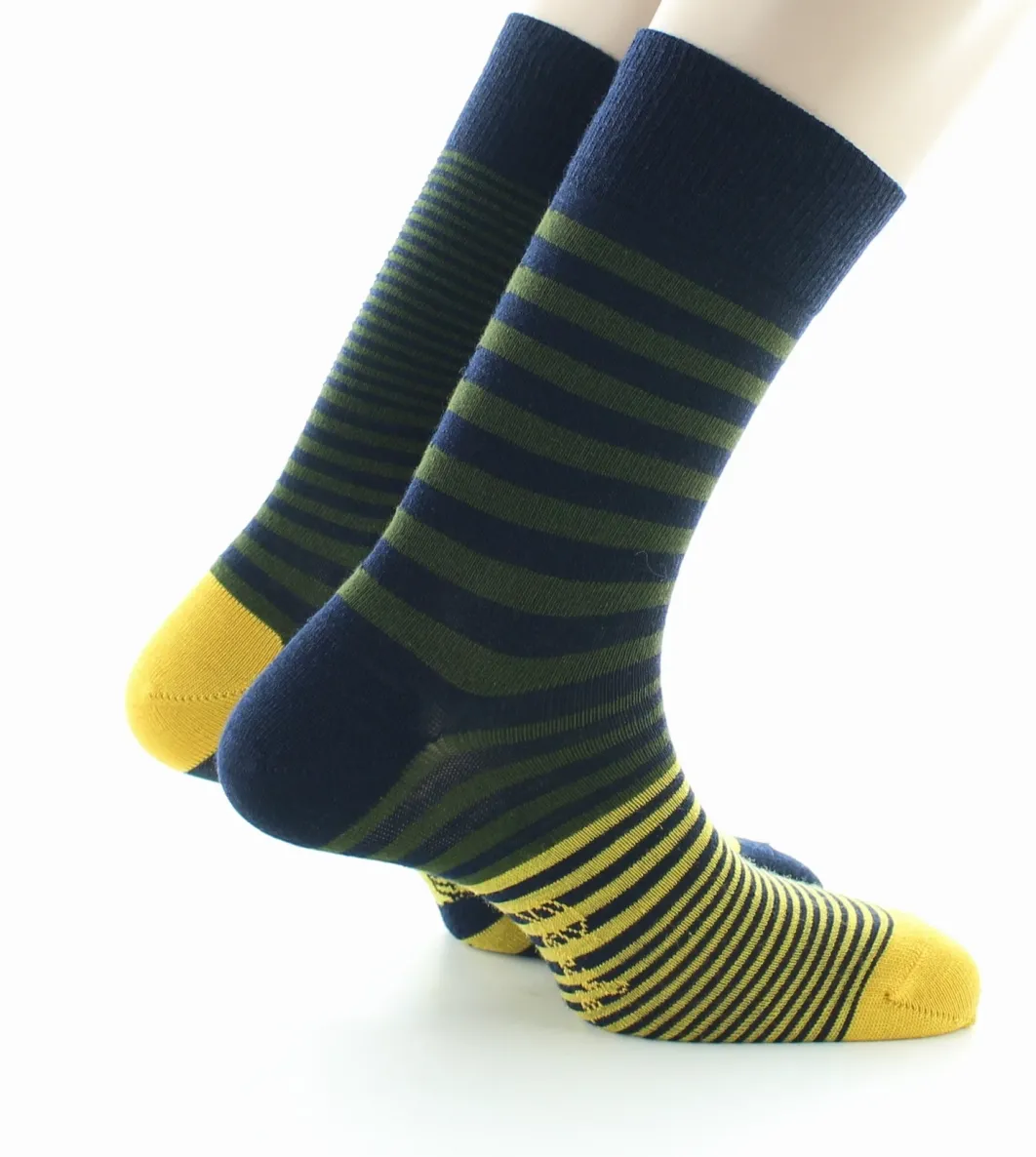 Outlet Berthe Aux Grands Pieds Chaussettes homme laine peignée rayures asymétriques bleu marine, kaki et jaune