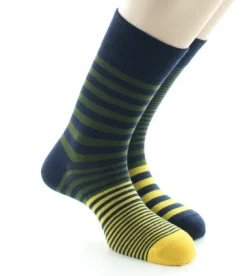 Fashion Berthe Aux Grands Pieds Chaussettes homme laine peignée rayures asymétriques bleu marine, kaki et jaune