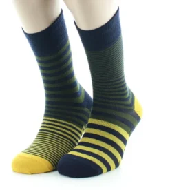 Fashion Berthe Aux Grands Pieds Chaussettes homme laine peignée rayures asymétriques bleu marine, kaki et jaune