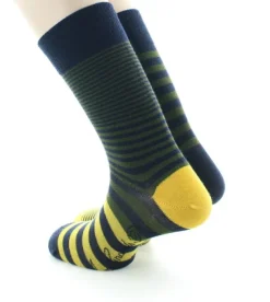 Fashion Berthe Aux Grands Pieds Chaussettes homme laine peignée rayures asymétriques bleu marine, kaki et jaune