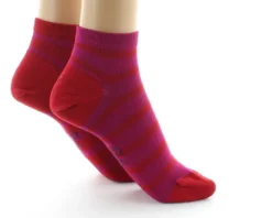 Online Berthe Aux Grands Pieds Socquettes en soie rayées asymétriques Rouge et Rose